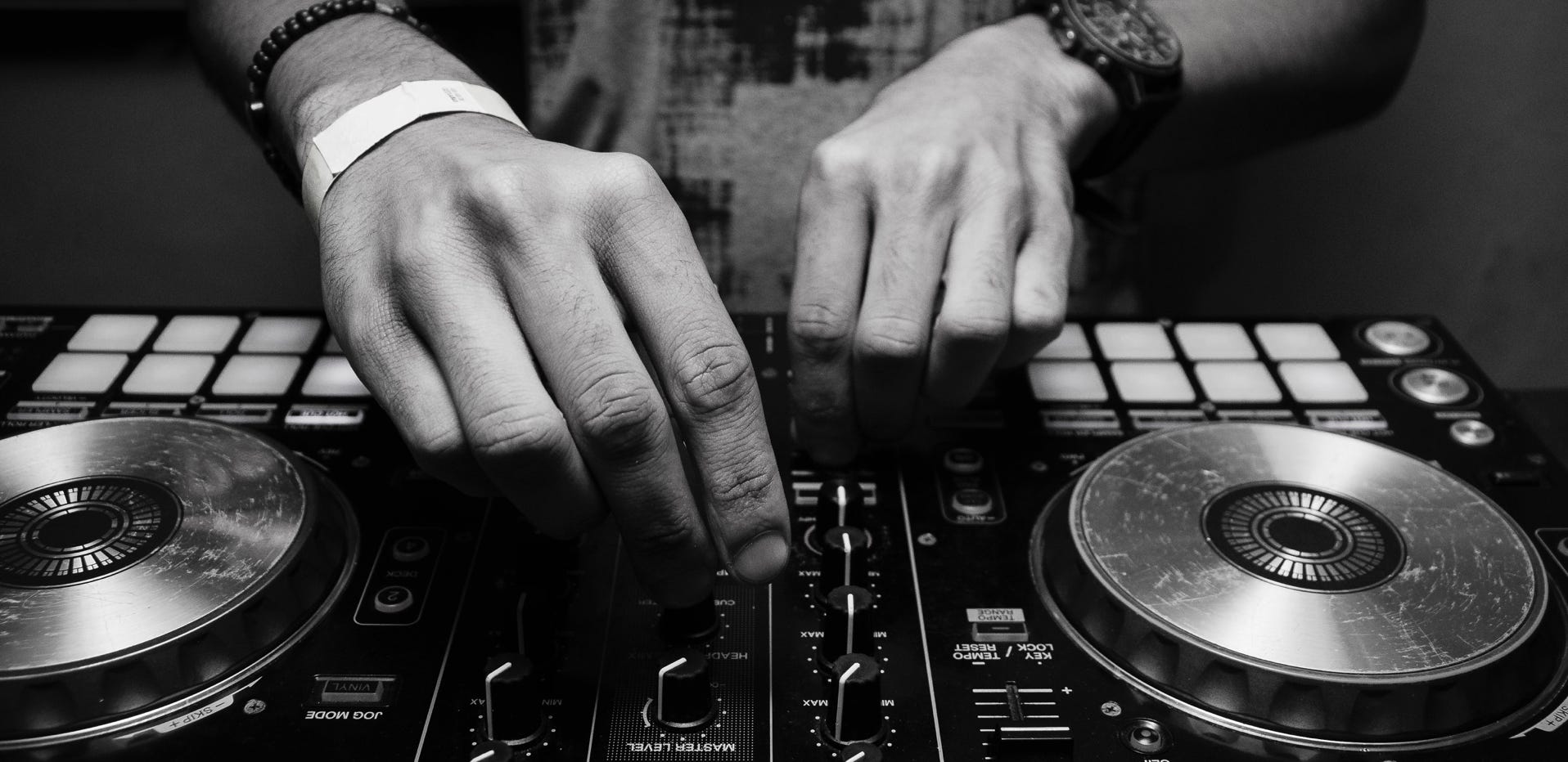 Graustufenfotografie Einer Person Mit Dj Controller